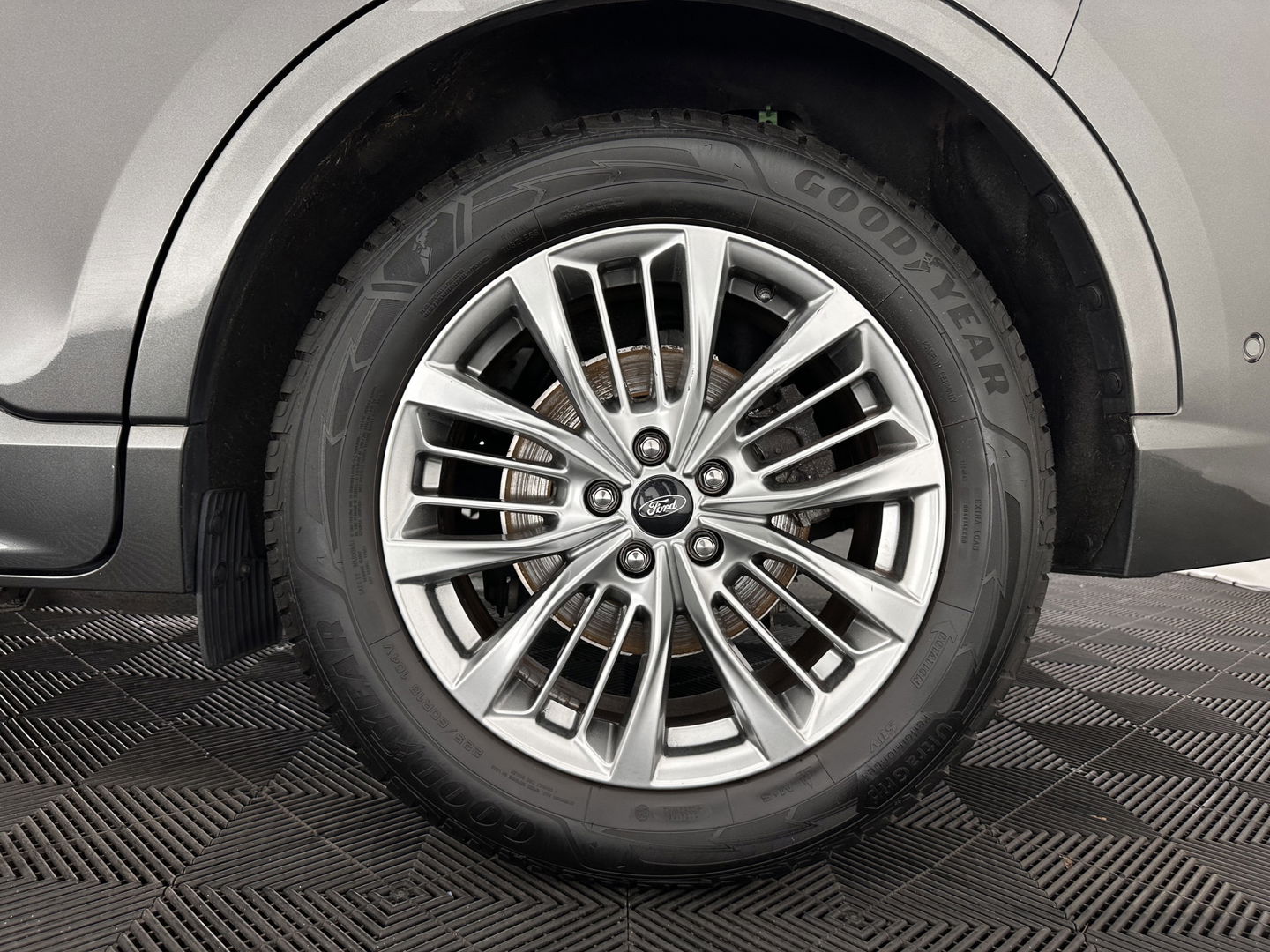 Ford Kuga 2.5 PHEV Vignale (Plug-In) (INCL-BTW) Aut. *HEAD-UP | LEATHER | DIGI-COCKPIT | FULL-LED | KEYLESS | DAB | CARPLAY | NAVI-FULLMAP | MEMORY-PACK | HEATED-COMFORTSEATS | PRIVACYGLASS | TOWBAR | 18''ALU*