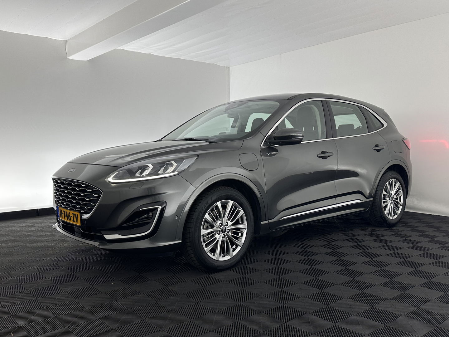 Ford Kuga 2.5 PHEV Vignale (Plug-In) (INCL-BTW) Aut. *HEAD-UP | LEATHER | DIGI-COCKPIT | FULL-LED | KEYLESS | DAB | CARPLAY | NAVI-FULLMAP | MEMORY-PACK | HEATED-COMFORTSEATS | PRIVACYGLASS | TOWBAR | 18''ALU*