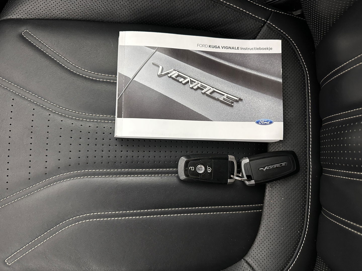 Ford Kuga 2.5 PHEV Vignale (Plug-In) (INCL-BTW) Aut. *HEAD-UP | LEATHER | DIGI-COCKPIT | FULL-LED | KEYLESS | DAB | CARPLAY | NAVI-FULLMAP | MEMORY-PACK | HEATED-COMFORTSEATS | PRIVACYGLASS | TOWBAR | 18''ALU*