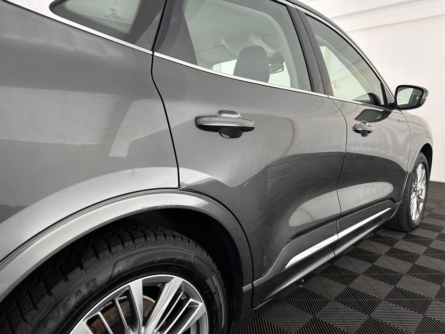 Ford Kuga 2.5 PHEV Vignale (Plug-In) (INCL-BTW) Aut. *HEAD-UP | LEATHER | DIGI-COCKPIT | FULL-LED | KEYLESS | DAB | CARPLAY | NAVI-FULLMAP | MEMORY-PACK | HEATED-COMFORTSEATS | PRIVACYGLASS | TOWBAR | 18''ALU*
