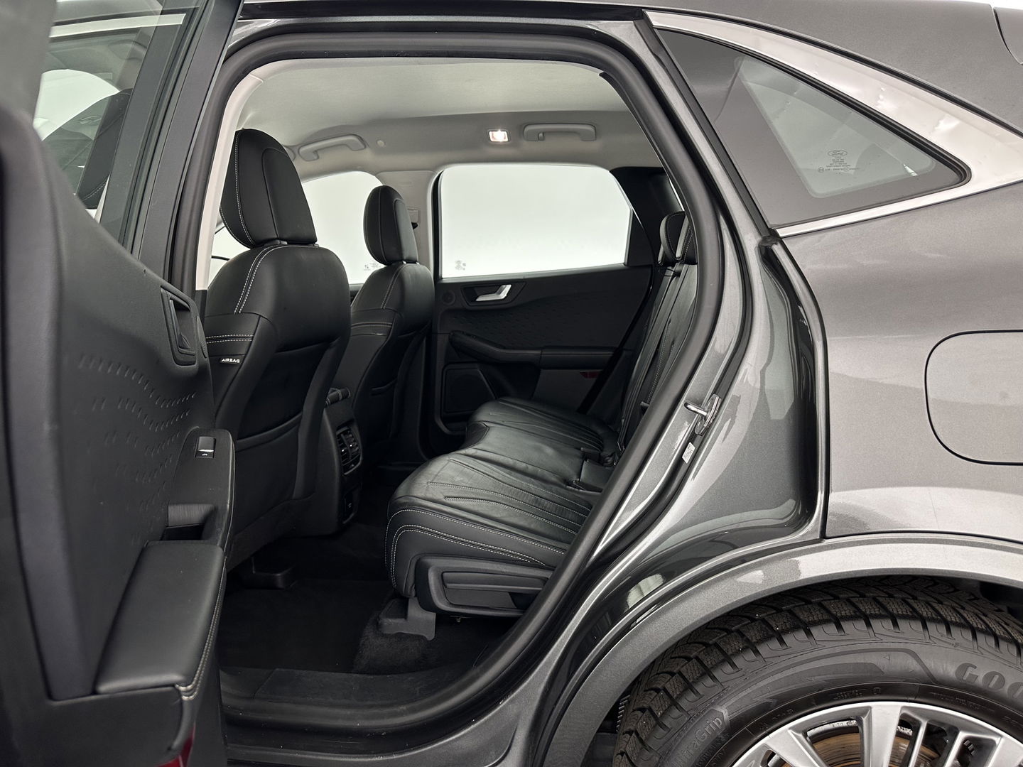 Ford Kuga 2.5 PHEV Vignale (Plug-In) (INCL-BTW) Aut. *HEAD-UP | LEATHER | DIGI-COCKPIT | FULL-LED | KEYLESS | DAB | CARPLAY | NAVI-FULLMAP | MEMORY-PACK | HEATED-COMFORTSEATS | PRIVACYGLASS | TOWBAR | 18''ALU*