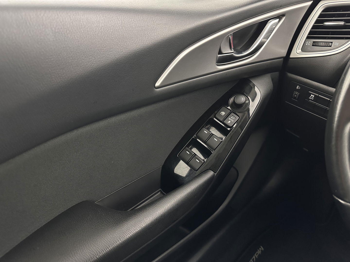 Mazda 3 2.2 SkyActiv-D 150 SkyLease *HEATED-COMFORTSEATS | NAVI-FULLMAP | DAB+ | PRIVACYGLASS | ECC | PDC | CRUISE | 18''ALU*