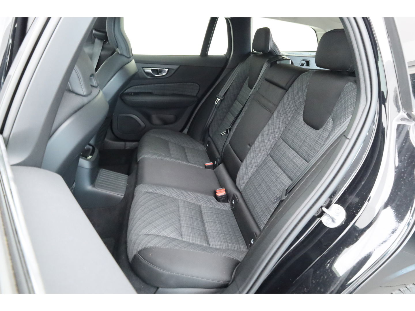 Volvo V60 2.0 T6 Plug-in hybrid AWD Core Bright H&K Audio | ACC | Blis | 360 camera | Stoel + stuurverw. | Lighting Pack |