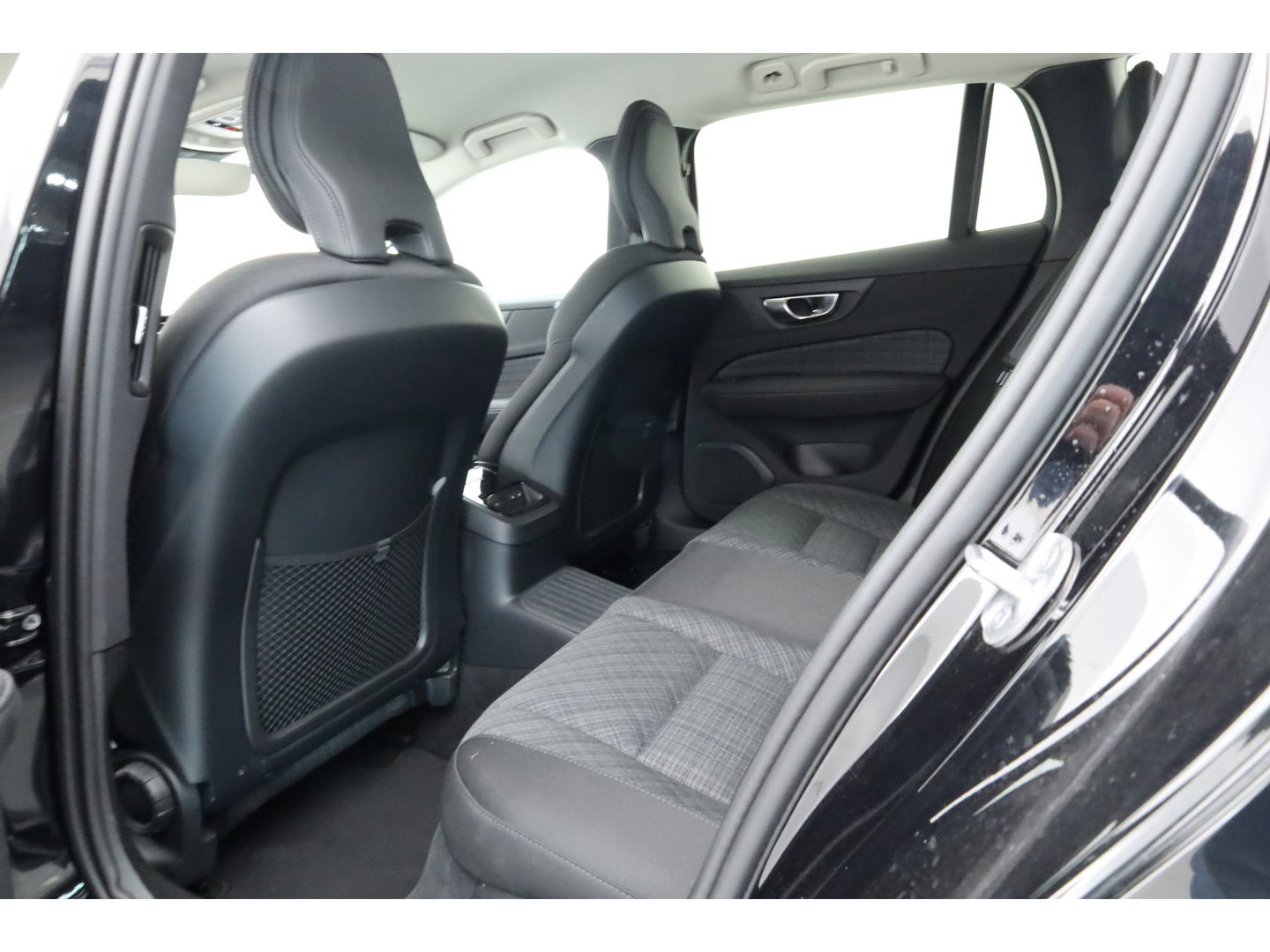 Volvo V60 2.0 T6 Plug-in hybrid AWD Core Bright H&K Audio | ACC | Blis | 360 camera | Stoel + stuurverw. | Lighting Pack |