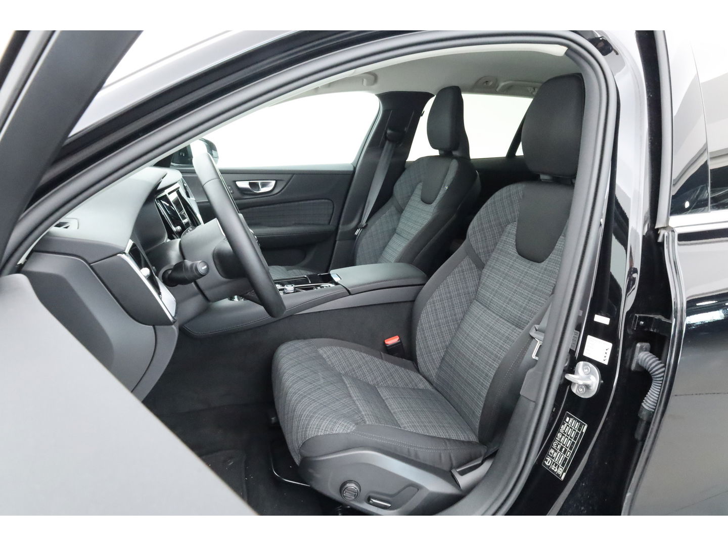 Volvo V60 2.0 T6 Plug-in hybrid AWD Core Bright H&K Audio | ACC | Blis | 360 camera | Stoel + stuurverw. | Lighting Pack |