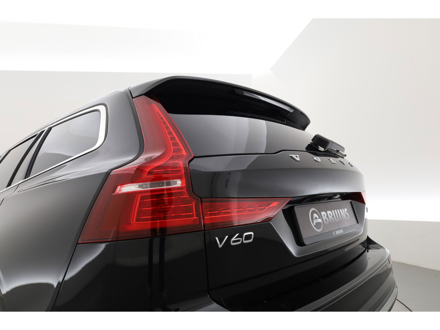 Volvo V60 2.0 T6 Plug-in hybrid AWD Core Bright H&K Audio | ACC | Blis | 360 camera | Stoel + stuurverw. | Lighting Pack |