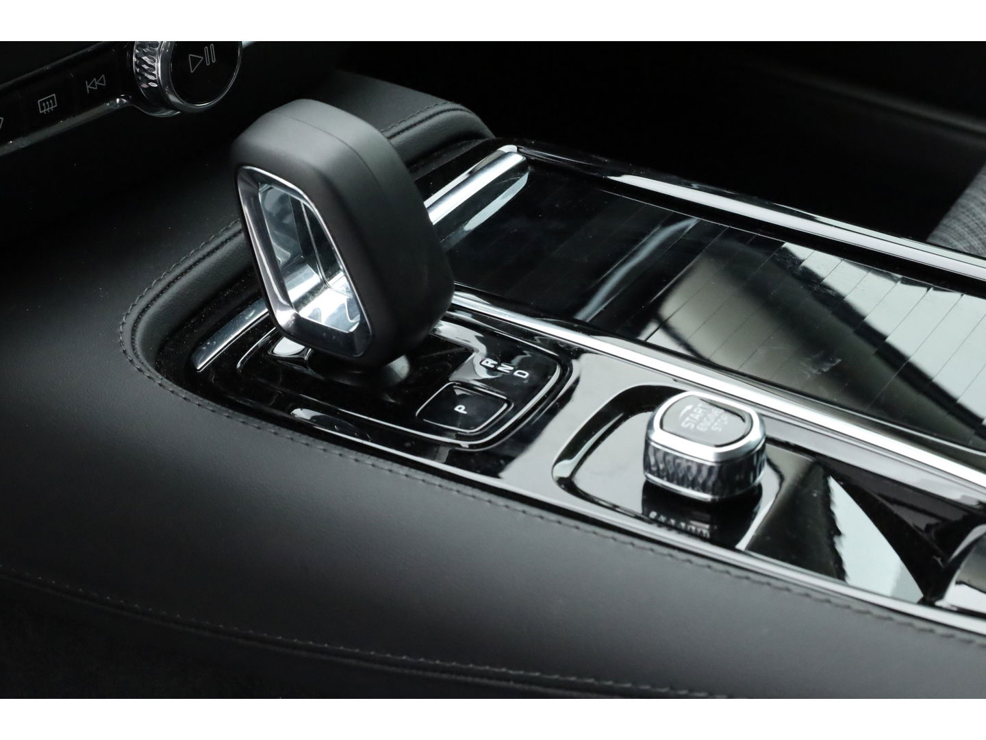 Volvo V60 2.0 T6 Plug-in hybrid AWD Core Bright H&K Audio | ACC | Blis | 360 camera | Stoel + stuurverw. | Lighting Pack |