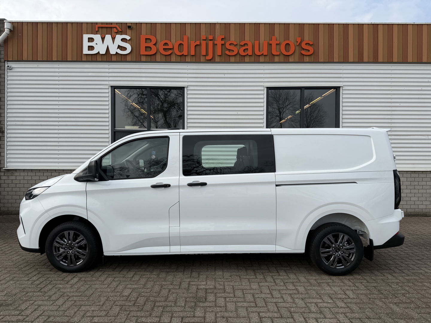 Ford Transit Custom 320 2.0 TDCI L2H1 Trend originele Ford DC 5 persoons / vaste prijs rijklaar € 40.950 ex btw / lease vanaf € 668 / dubbel schuifdeur / isofix / euro 6 diesel / NIEUW bpm vrij / vol opties !