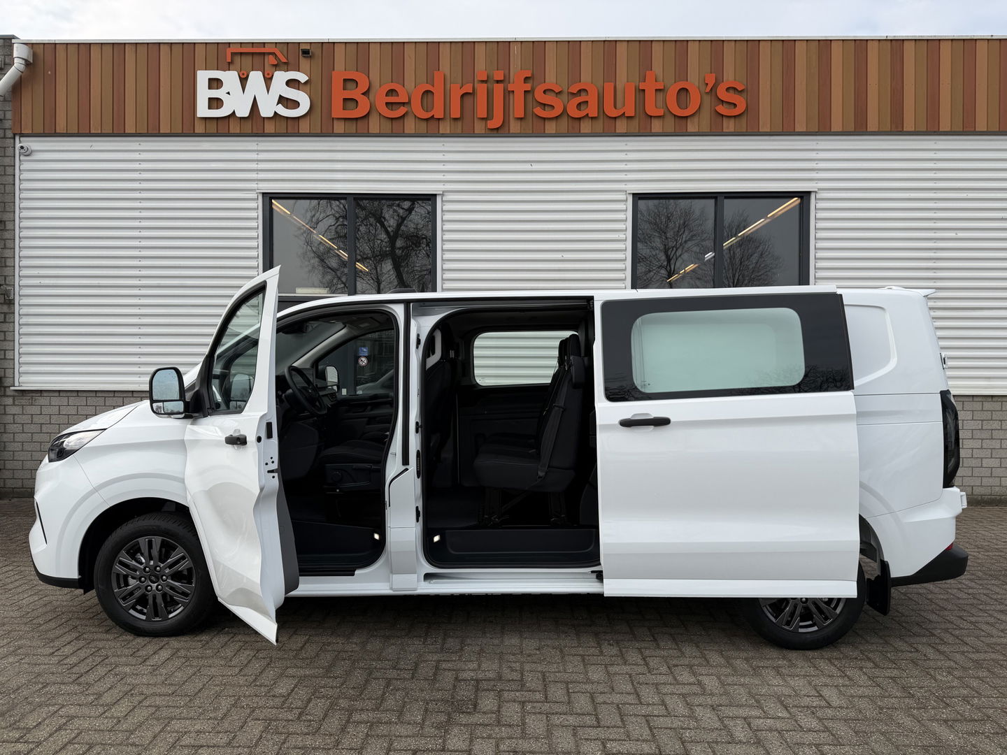 Ford Transit Custom 320 2.0 TDCI L2H1 Trend originele Ford DC 5 persoons / vaste prijs rijklaar € 40.950 ex btw / lease vanaf € 668 / dubbel schuifdeur / isofix / euro 6 diesel / NIEUW bpm vrij / vol opties !