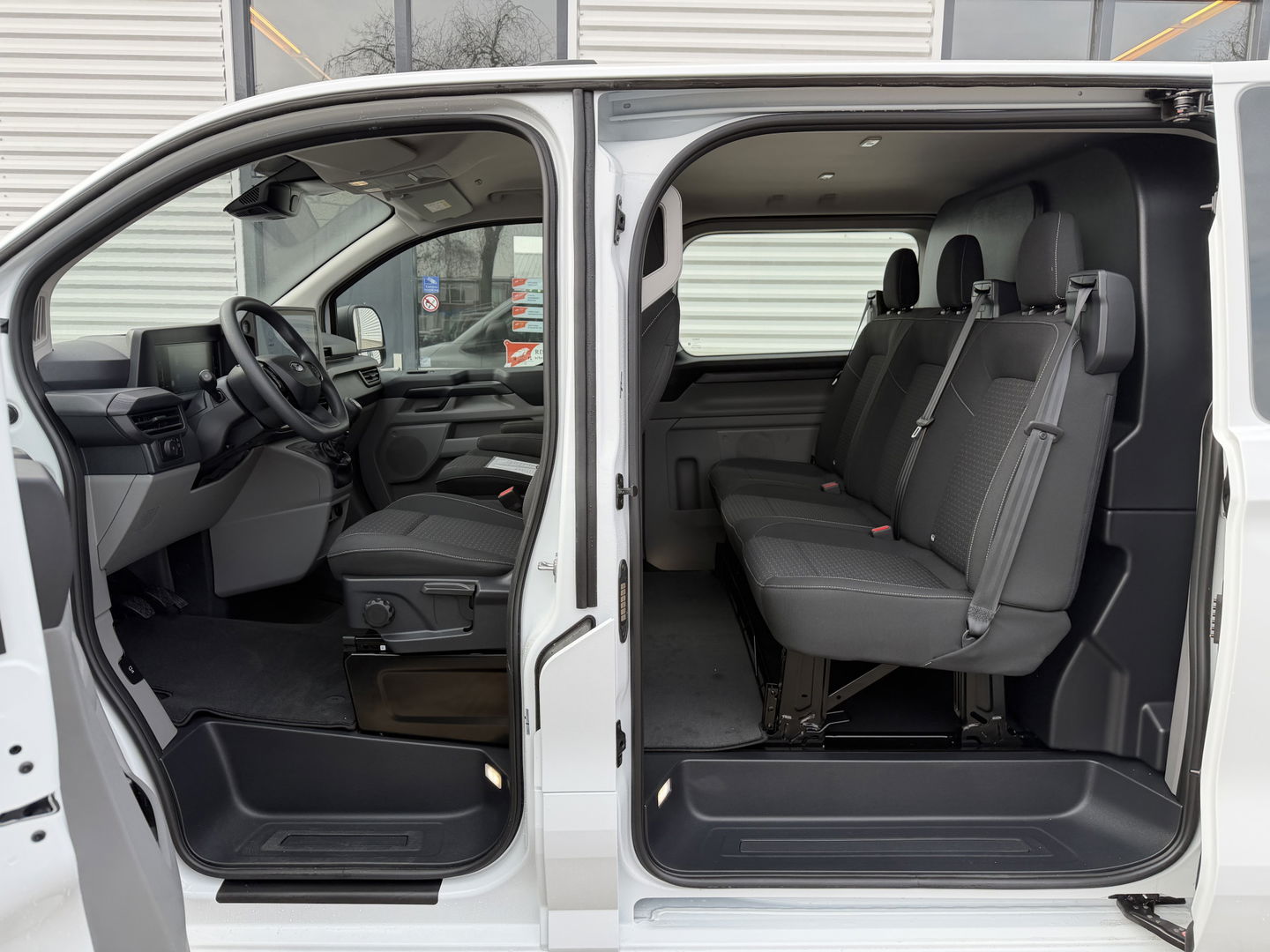 Ford Transit Custom 320 2.0 TDCI L2H1 Trend originele Ford DC 5 persoons / vaste prijs rijklaar € 40.950 ex btw / lease vanaf € 668 / dubbel schuifdeur / isofix / euro 6 diesel / NIEUW bpm vrij / vol opties !