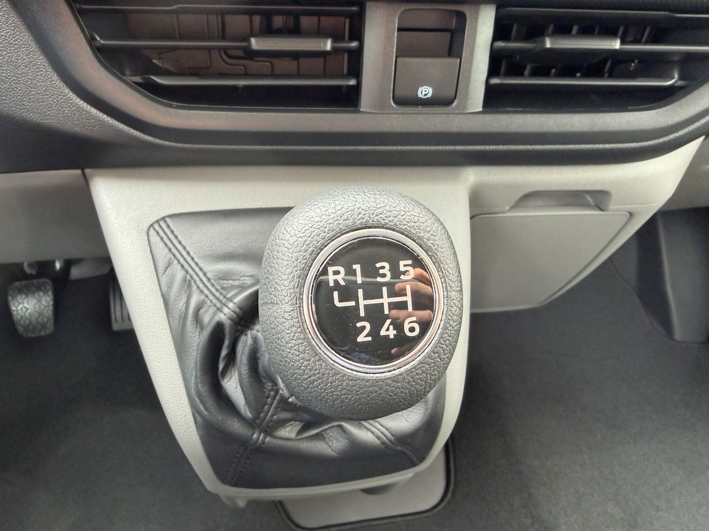 Ford Transit Custom 320 2.0 TDCI L2H1 Trend originele Ford DC 5 persoons / vaste prijs rijklaar € 40.950 ex btw / lease vanaf € 668 / dubbel schuifdeur / isofix / euro 6 diesel / NIEUW bpm vrij / vol opties !