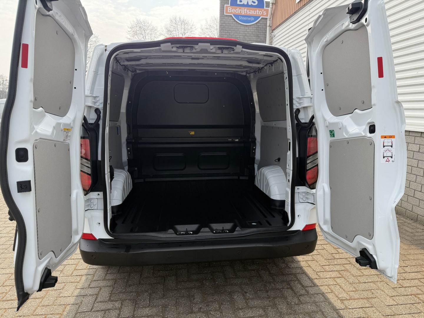 Ford Transit Custom 320 2.0 TDCI L2H1 Trend originele Ford DC 5 persoons / vaste prijs rijklaar € 40.950 ex btw / lease vanaf € 668 / dubbel schuifdeur / isofix / euro 6 diesel / NIEUW bpm vrij / vol opties !