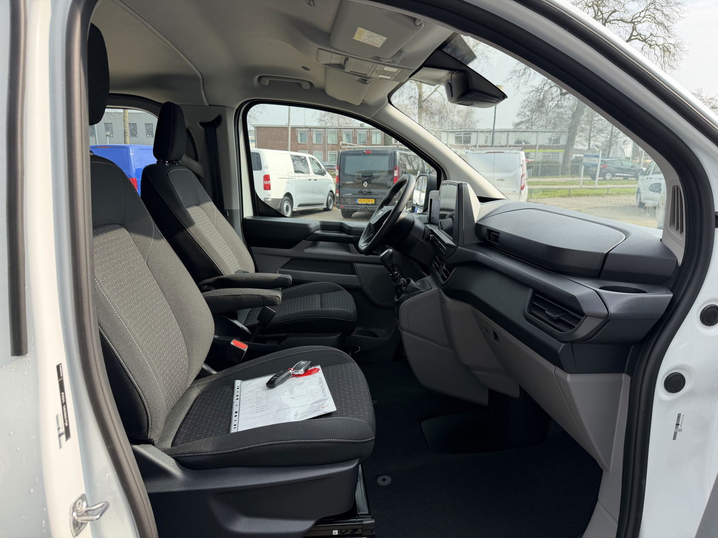 Ford Transit Custom 320 2.0 TDCI L2H1 Trend originele Ford DC 5 persoons / vaste prijs rijklaar € 40.950 ex btw / lease vanaf € 668 / dubbel schuifdeur / isofix / euro 6 diesel / NIEUW bpm vrij / vol opties !