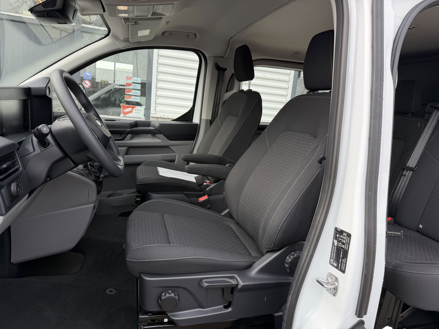 Ford Transit Custom 320 2.0 TDCI L2H1 Trend originele Ford DC 5 persoons / vaste prijs rijklaar € 40.950 ex btw / lease vanaf € 668 / dubbel schuifdeur / isofix / euro 6 diesel / NIEUW bpm vrij / vol opties !