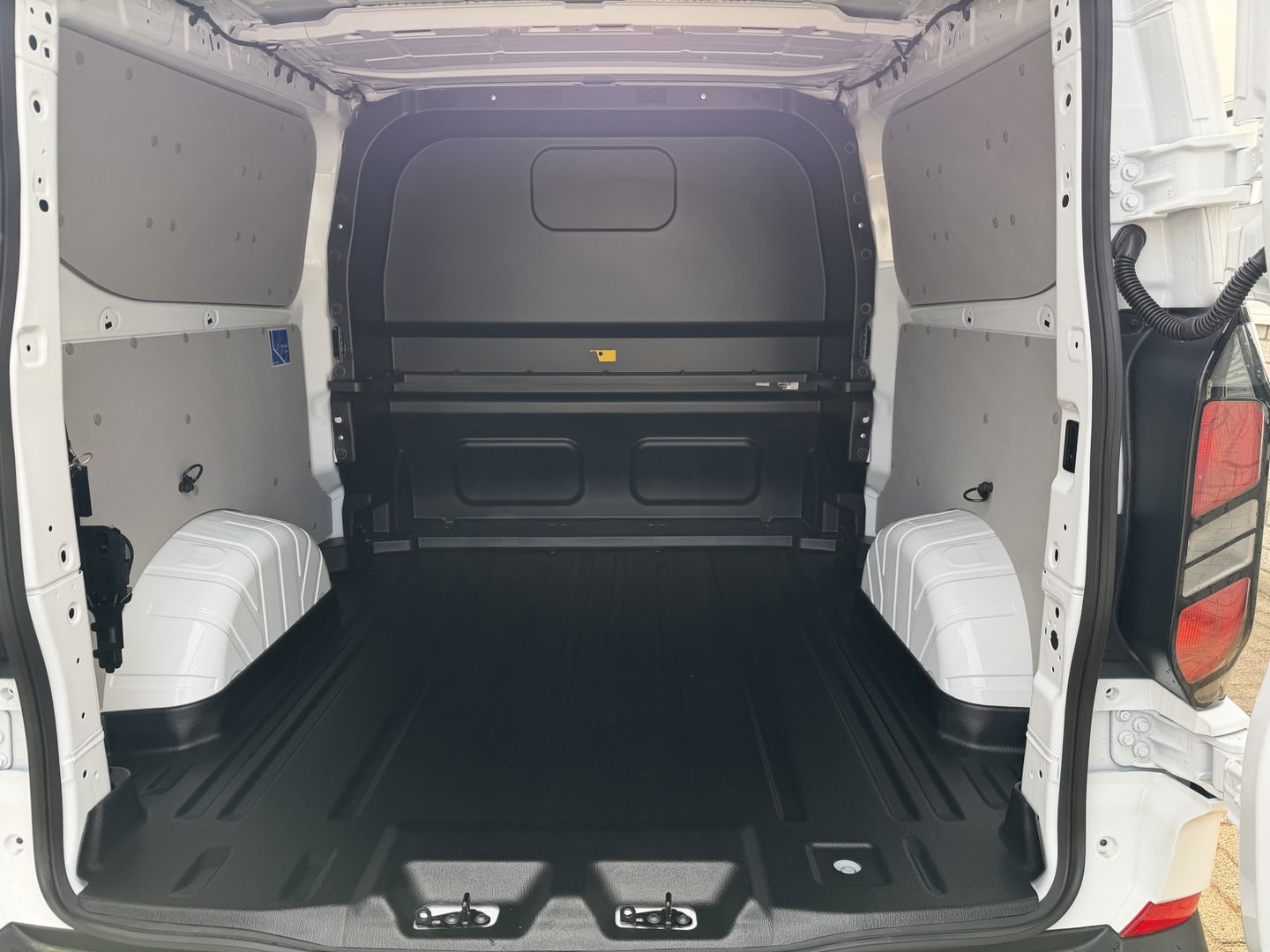 Ford Transit Custom 320 2.0 TDCI L2H1 Trend originele Ford DC 5 persoons / vaste prijs rijklaar € 40.950 ex btw / lease vanaf € 668 / dubbel schuifdeur / isofix / euro 6 diesel / NIEUW bpm vrij / vol opties !