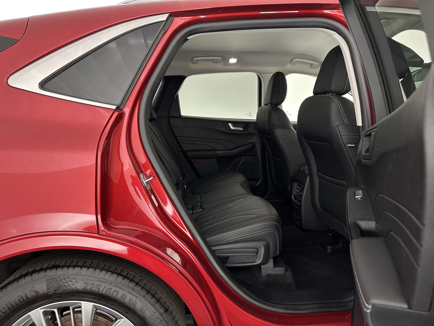 Ford Kuga 2.5 PHEV Vignale (Plug-In) (INCL-BTW) Aut. *LEATHER | DIGI-COCKPIT | FULL-LED | KEYLESS | CAMERA | DAB | CARPLAY | NAVI-FULLMAP | MEMORY-PACK | HEATED-COMFORTSEATS | PRIVACYGLASS | TOWBAR | LANE-ASSIST | 18''ALU*