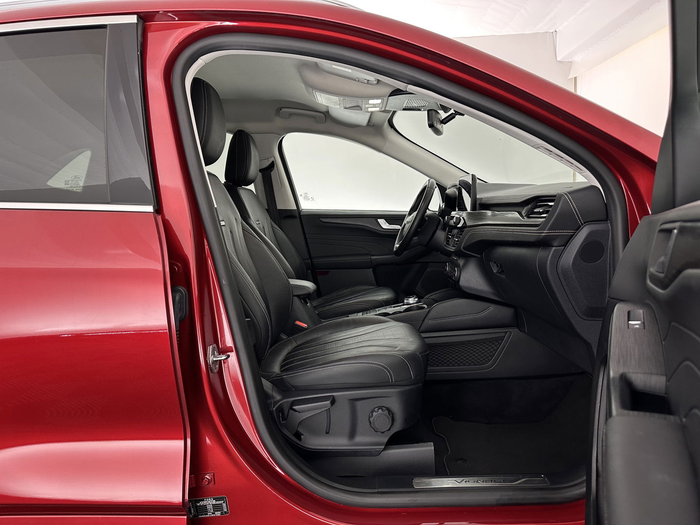 Ford Kuga 2.5 PHEV Vignale (Plug-In) (INCL-BTW) Aut. *LEATHER | DIGI-COCKPIT | FULL-LED | KEYLESS | CAMERA | DAB | CARPLAY | NAVI-FULLMAP | MEMORY-PACK | HEATED-COMFORTSEATS | PRIVACYGLASS | TOWBAR | LANE-ASSIST | 18''ALU*