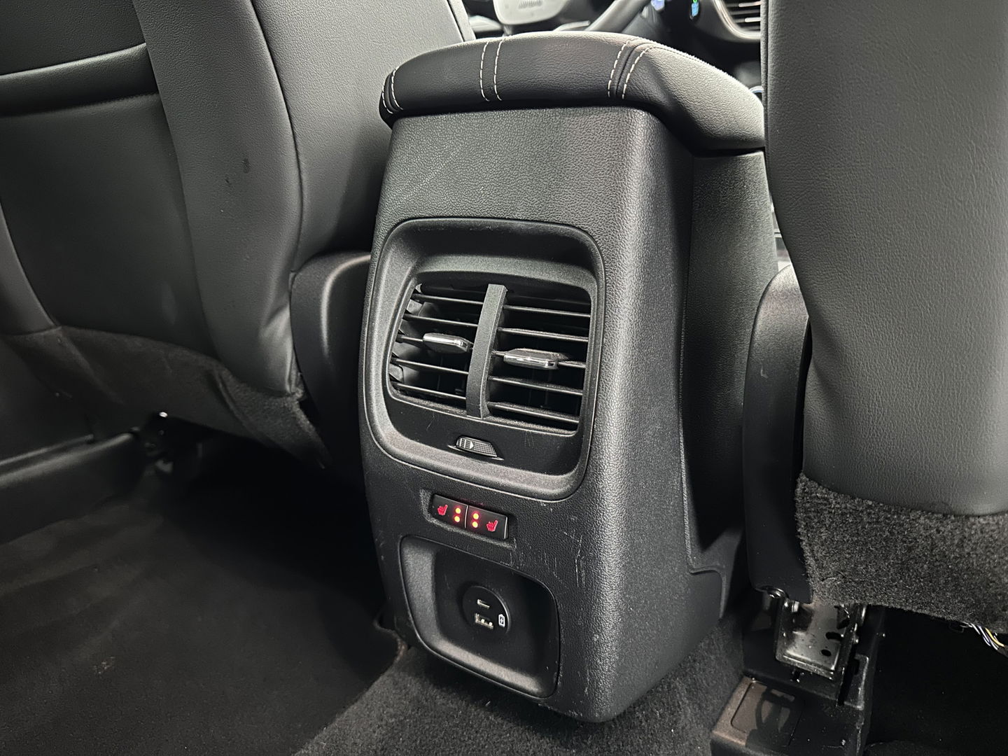 Ford Kuga 2.5 PHEV Vignale (Plug-In) (INCL-BTW) Aut. *LEATHER | DIGI-COCKPIT | FULL-LED | KEYLESS | CAMERA | DAB | CARPLAY | NAVI-FULLMAP | MEMORY-PACK | HEATED-COMFORTSEATS | PRIVACYGLASS | TOWBAR | LANE-ASSIST | 18''ALU*