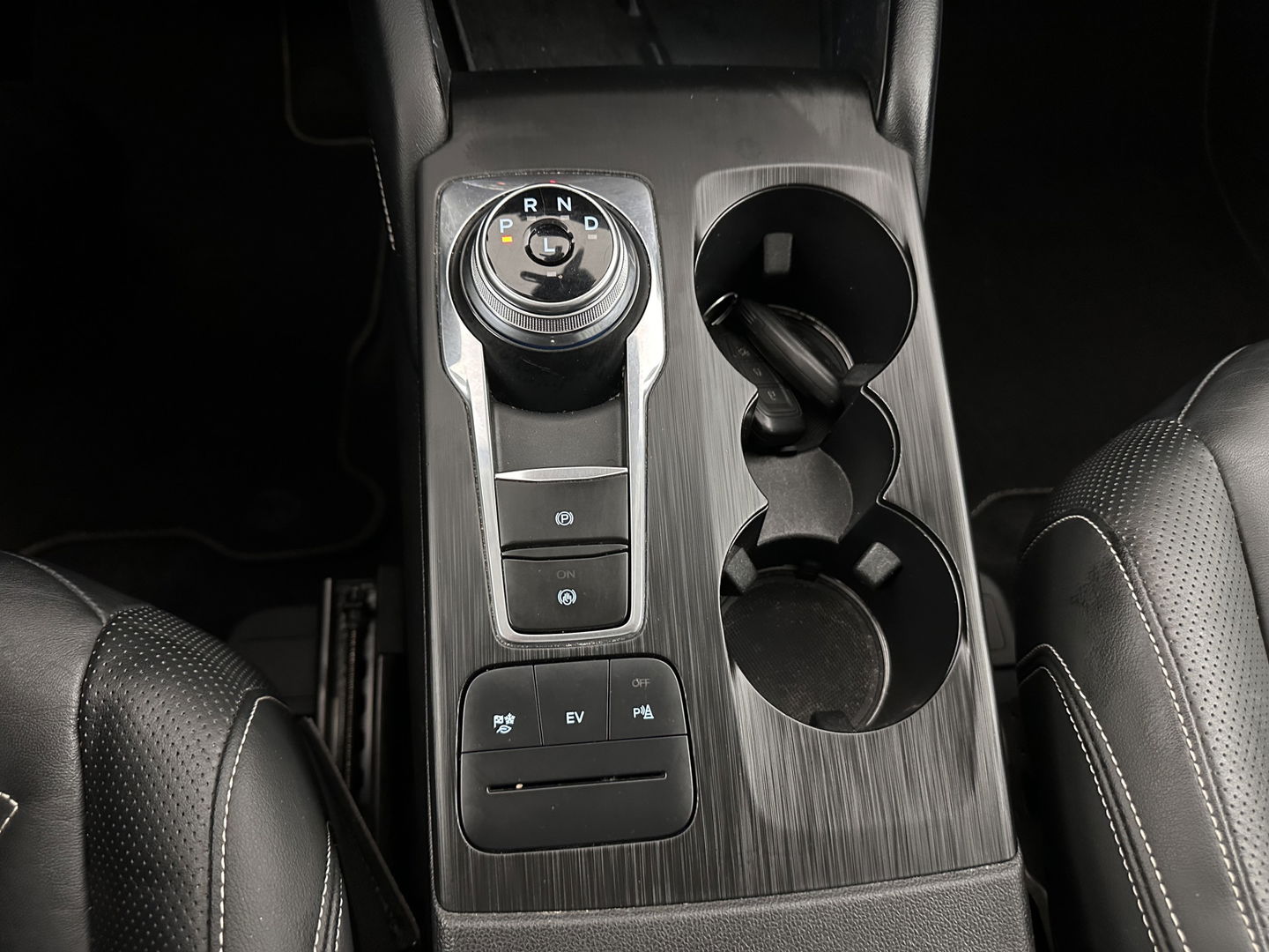 Ford Kuga 2.5 PHEV Vignale (Plug-In) (INCL-BTW) Aut. *LEATHER | DIGI-COCKPIT | FULL-LED | KEYLESS | CAMERA | DAB | CARPLAY | NAVI-FULLMAP | MEMORY-PACK | HEATED-COMFORTSEATS | PRIVACYGLASS | TOWBAR | LANE-ASSIST | 18''ALU*