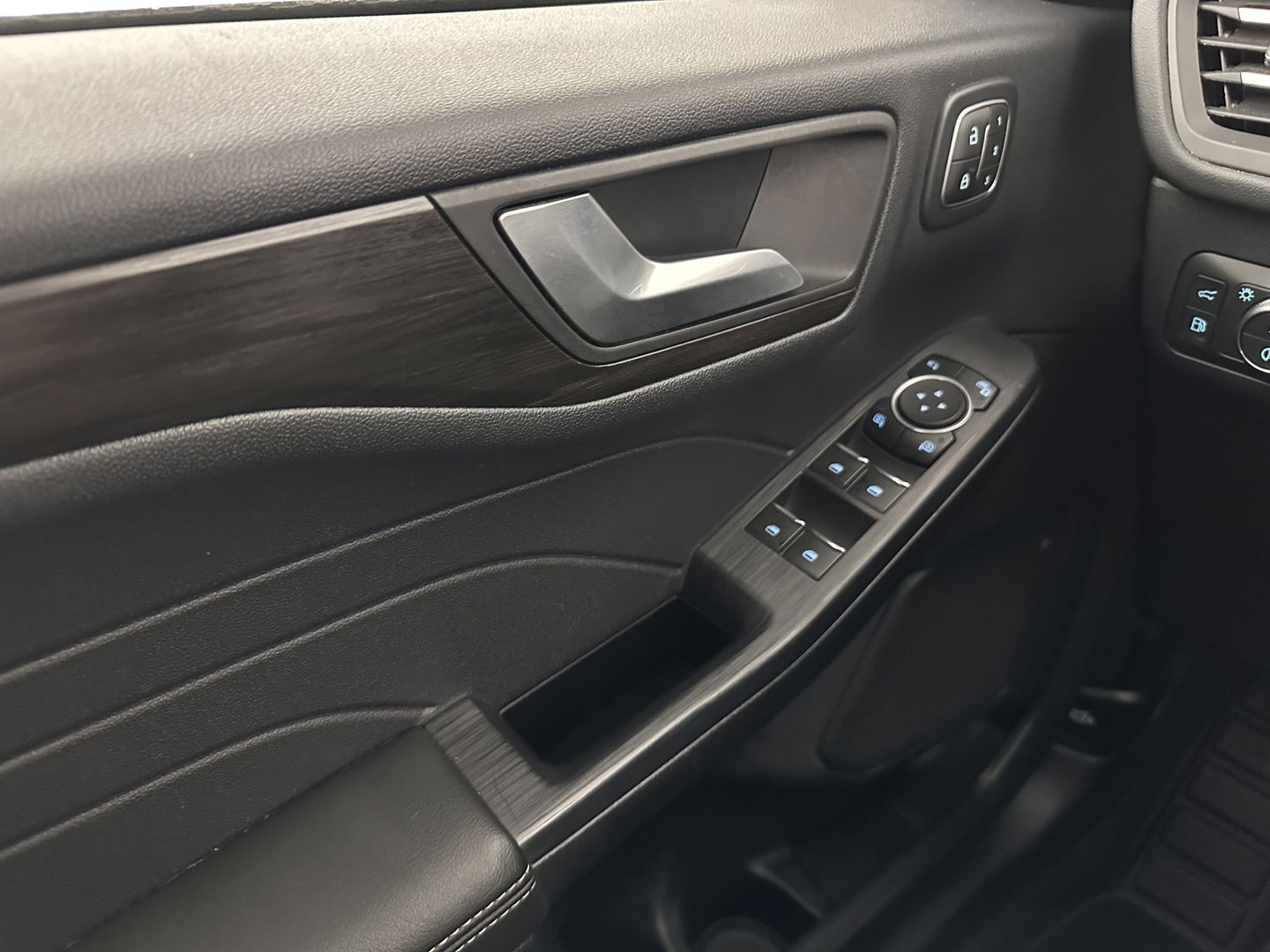 Ford Kuga 2.5 PHEV Vignale (Plug-In) (INCL-BTW) Aut. *LEATHER | DIGI-COCKPIT | FULL-LED | KEYLESS | CAMERA | DAB | CARPLAY | NAVI-FULLMAP | MEMORY-PACK | HEATED-COMFORTSEATS | PRIVACYGLASS | TOWBAR | LANE-ASSIST | 18''ALU*