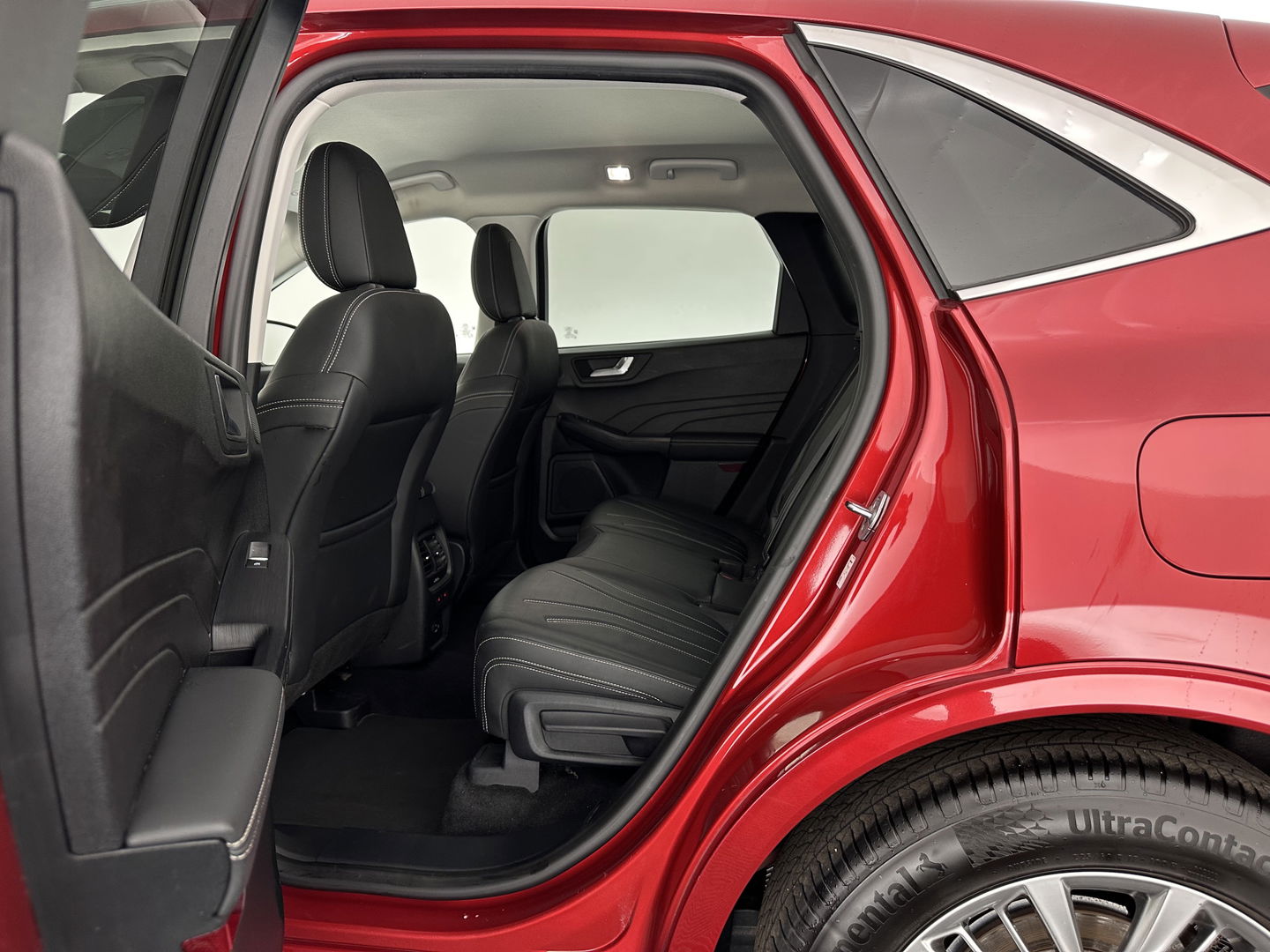 Ford Kuga 2.5 PHEV Vignale (Plug-In) (INCL-BTW) Aut. *LEATHER | DIGI-COCKPIT | FULL-LED | KEYLESS | CAMERA | DAB | CARPLAY | NAVI-FULLMAP | MEMORY-PACK | HEATED-COMFORTSEATS | PRIVACYGLASS | TOWBAR | LANE-ASSIST | 18''ALU*