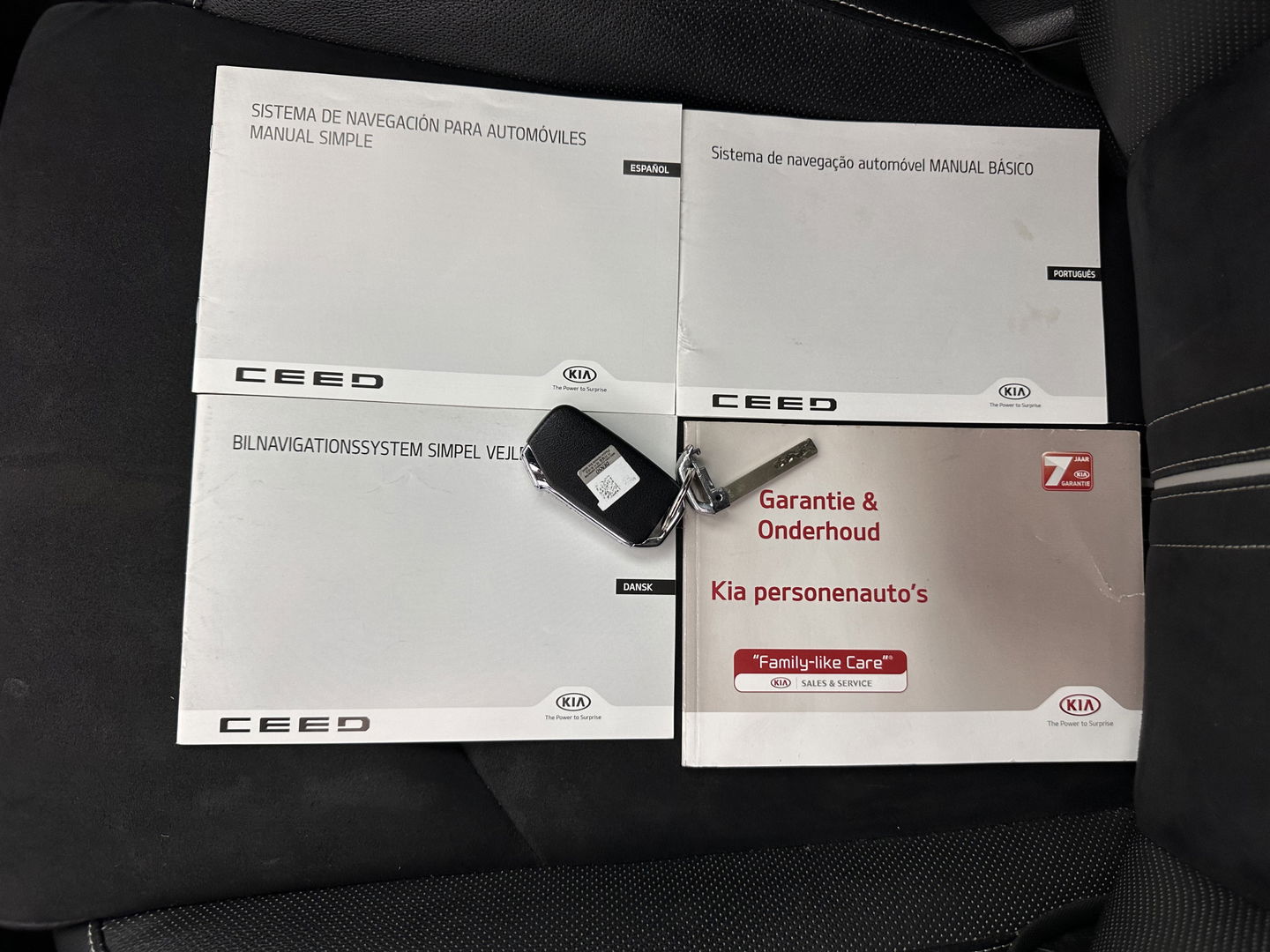 Kia ProCeed 1.0 T-GDI GT-Line (INCL-BTW) *PANO | LEATHER-ALCANTARA  | FULL-LED | SPORTSEATS | NAVI-FULLMAP | CAMERA | ECC | PRIVACYGLASS | LANE-ASSIST | DAB+ | CARPLAY | PDC | KEYLESS | CRUISE | TOWBAR | 17''ALU*