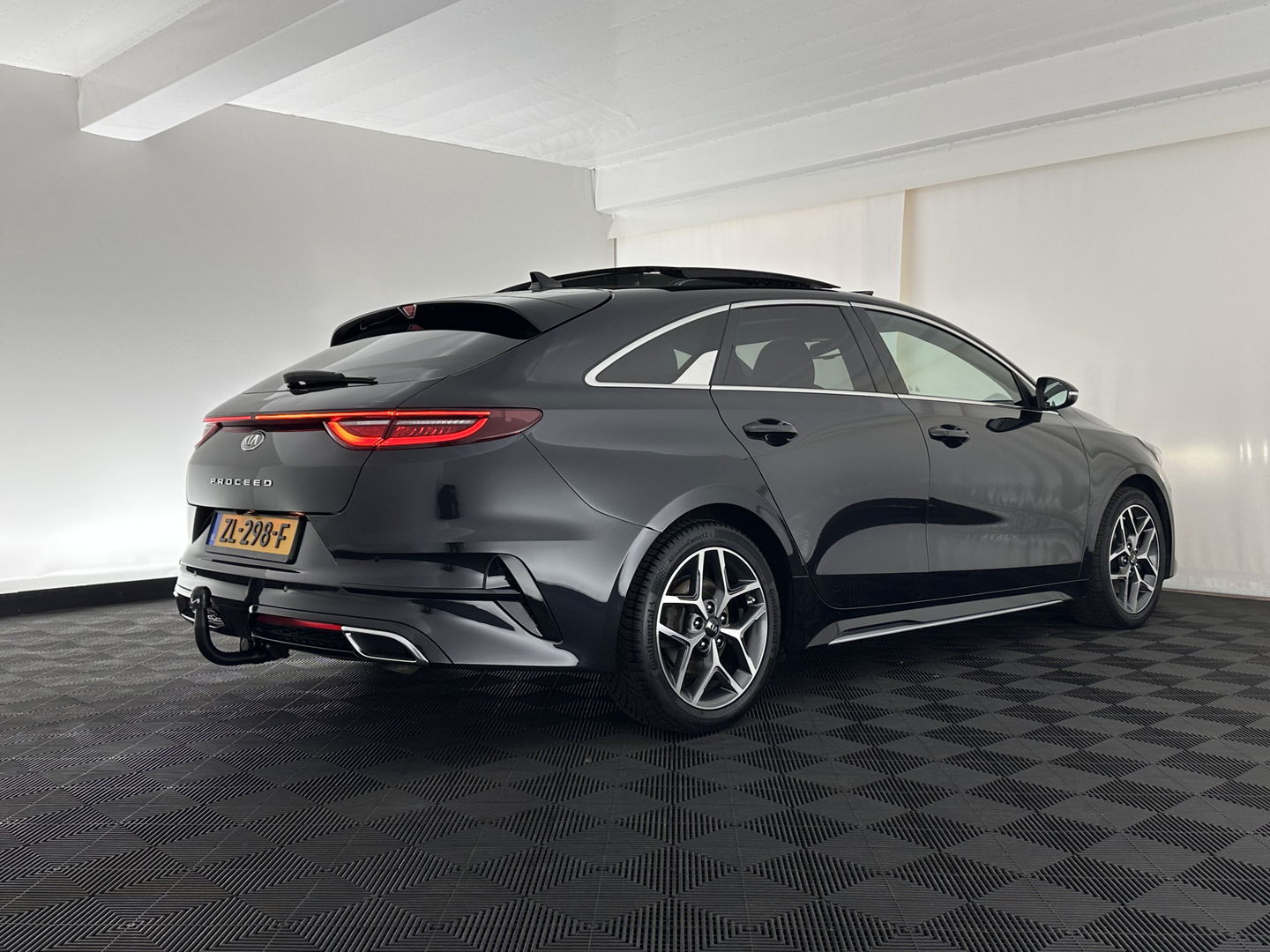 Kia ProCeed 1.0 T-GDI GT-Line (INCL-BTW) *PANO | LEATHER-ALCANTARA  | FULL-LED | SPORTSEATS | NAVI-FULLMAP | CAMERA | ECC | PRIVACYGLASS | LANE-ASSIST | DAB+ | CARPLAY | PDC | KEYLESS | CRUISE | TOWBAR | 17''ALU*