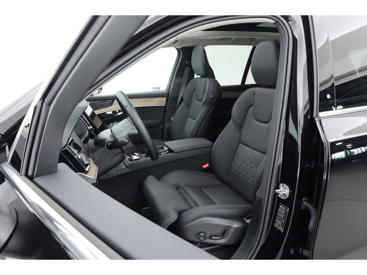 Volvo XC90 2.0 T8 Plug-in hybrid AWD Plus Bright | Luchtvering | Trekhaak | Pano | 360 Cam | ACC | Blis | H&K Audio |