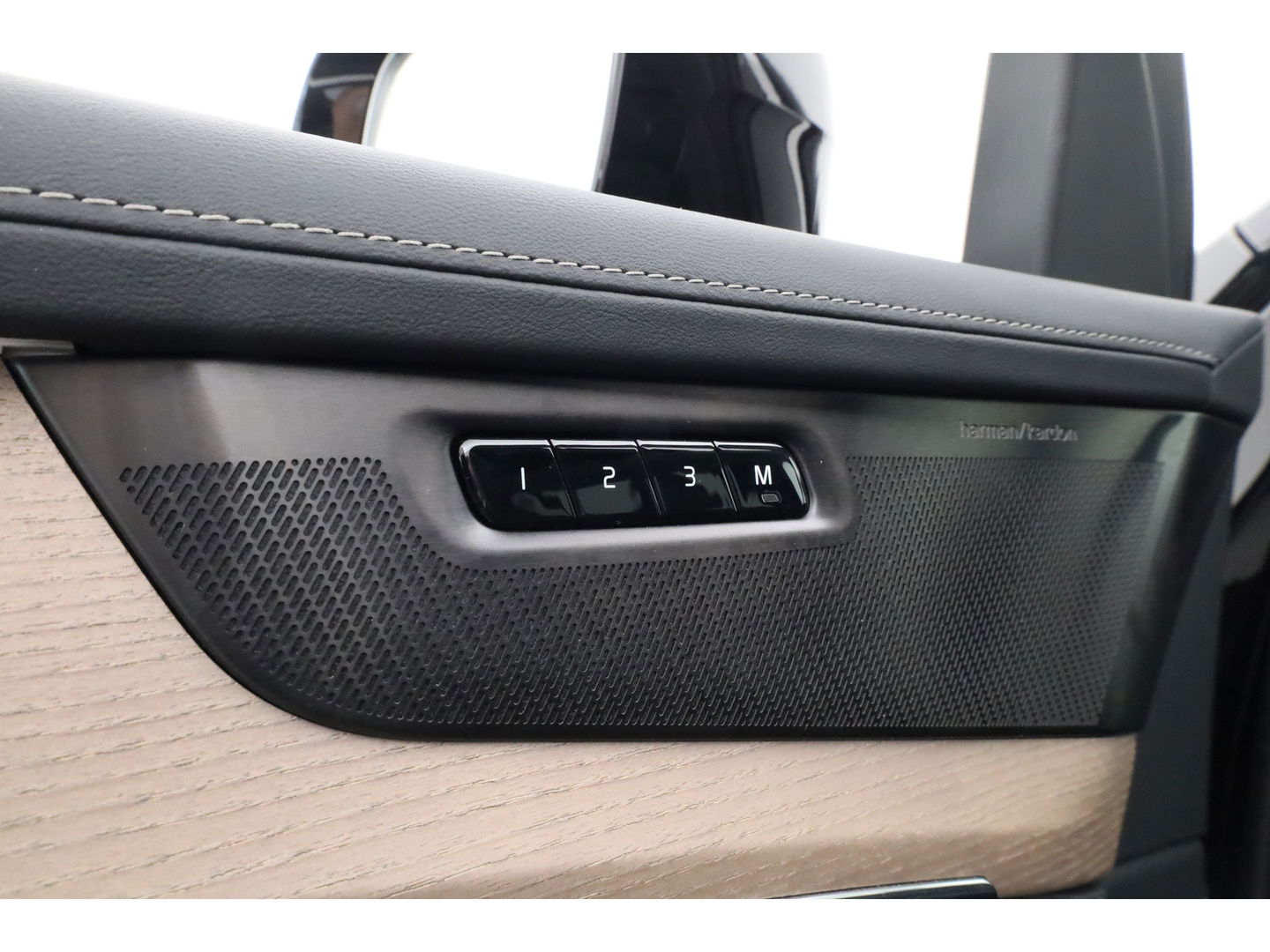 Volvo XC90 2.0 T8 Plug-in hybrid AWD Plus Bright | Luchtvering | Trekhaak | Pano | 360 Cam | ACC | Blis | H&K Audio |