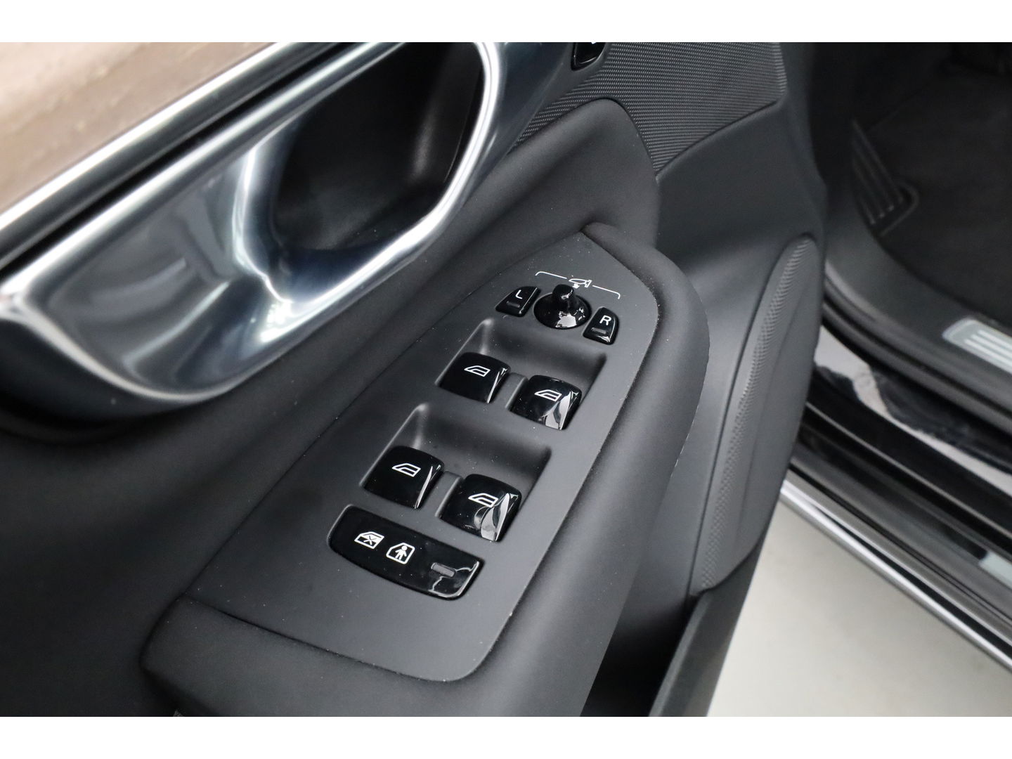 Volvo XC90 2.0 T8 Plug-in hybrid AWD Plus Bright | Luchtvering | Trekhaak | Pano | 360 Cam | ACC | Blis | H&K Audio |