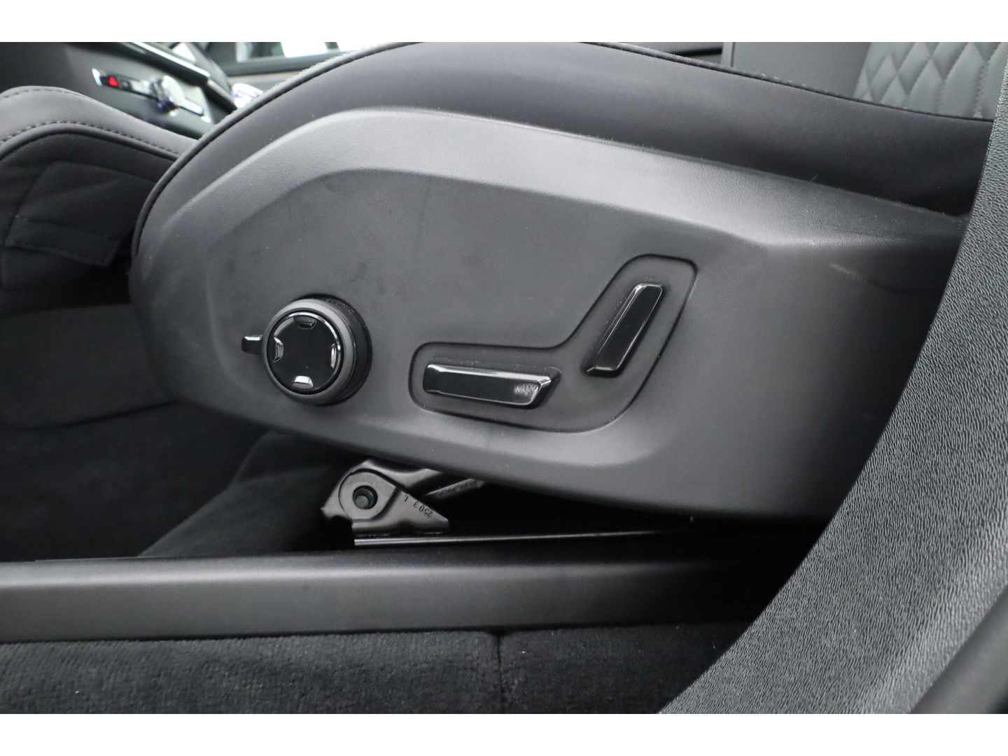 Volvo XC90 2.0 T8 Plug-in hybrid AWD Plus Bright | Luchtvering | Trekhaak | Pano | 360 Cam | ACC | Blis | H&K Audio |