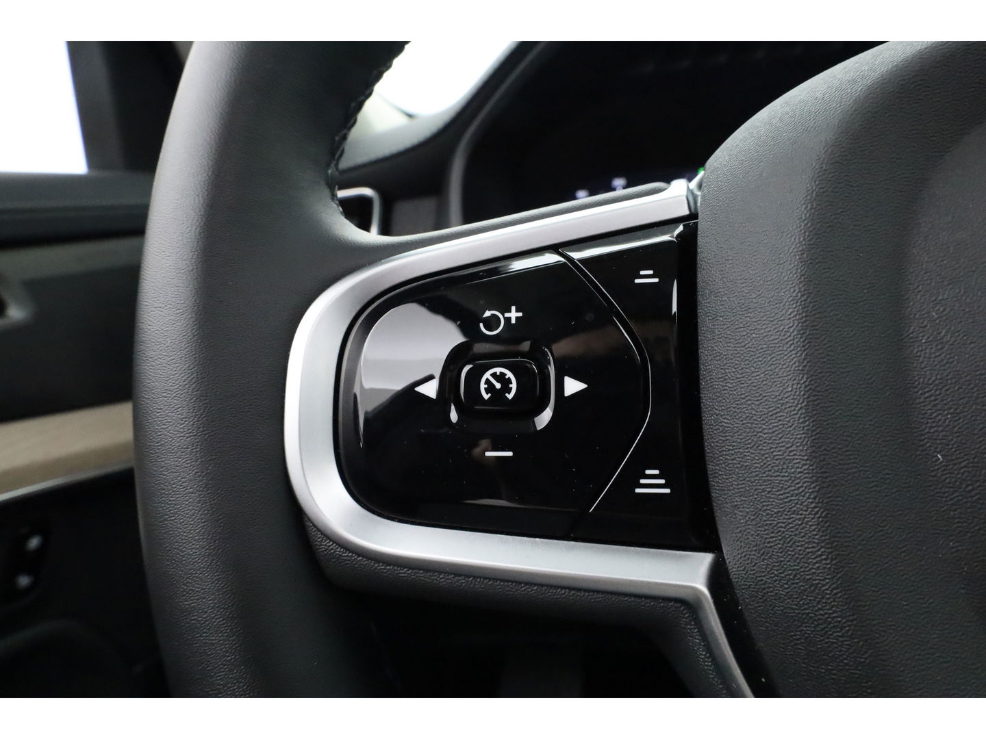 Volvo XC90 2.0 T8 Plug-in hybrid AWD Plus Bright | Luchtvering | Trekhaak | Pano | 360 Cam | ACC | Blis | H&K Audio |