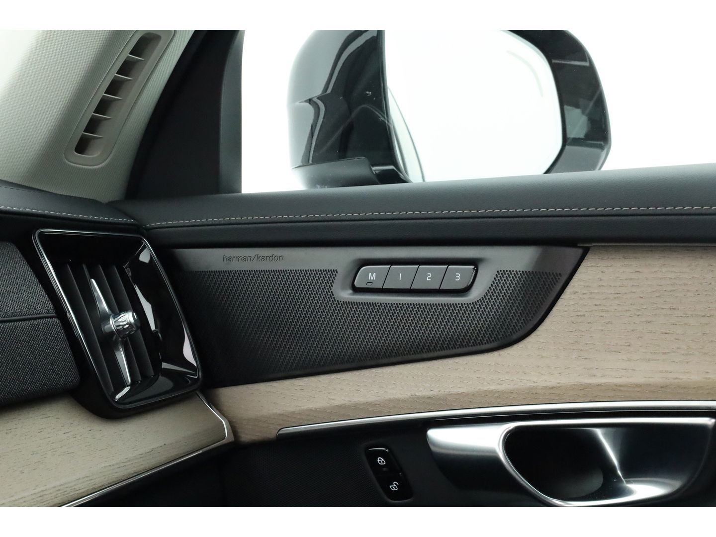 Volvo XC90 2.0 T8 Plug-in hybrid AWD Plus Bright | Luchtvering | Trekhaak | Pano | 360 Cam | ACC | Blis | H&K Audio |