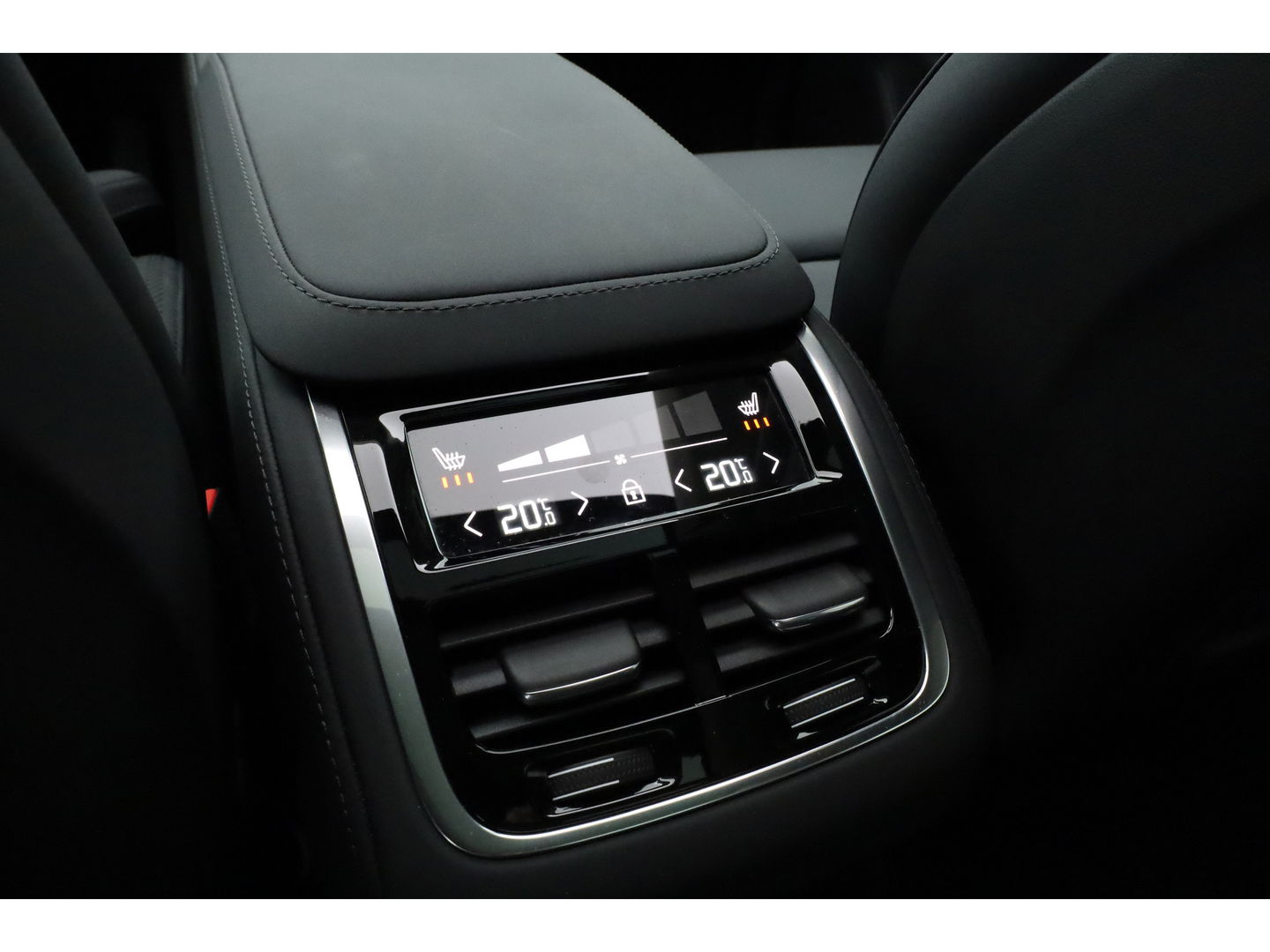 Volvo XC90 2.0 T8 Plug-in hybrid AWD Plus Bright | Luchtvering | Trekhaak | Pano | 360 Cam | ACC | Blis | H&K Audio |