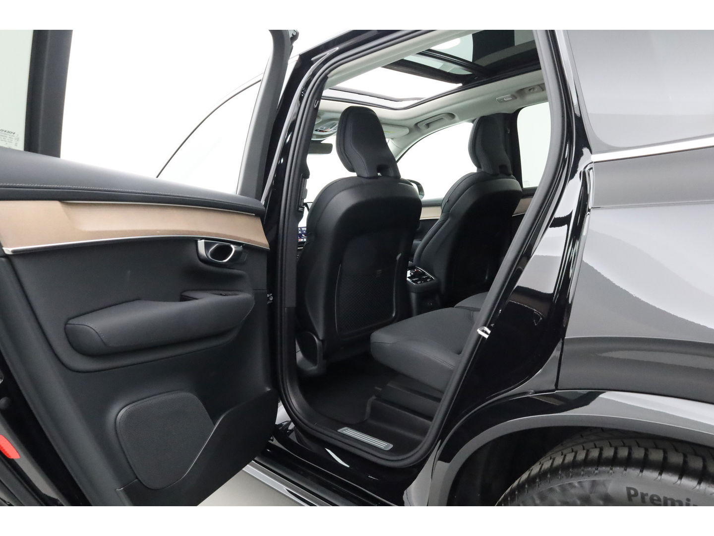 Volvo XC90 2.0 T8 Plug-in hybrid AWD Plus Bright | Luchtvering | Trekhaak | Pano | 360 Cam | ACC | Blis | H&K Audio |