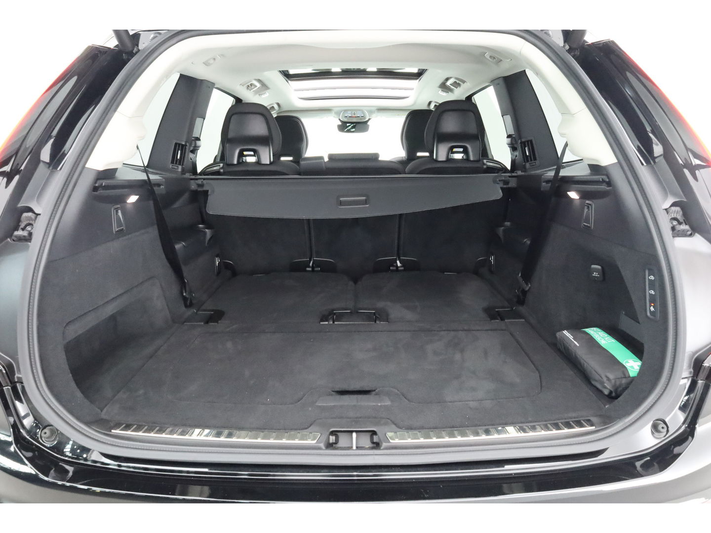 Volvo XC90 2.0 T8 Plug-in hybrid AWD Plus Bright | Luchtvering | Trekhaak | Pano | 360 Cam | ACC | Blis | H&K Audio |