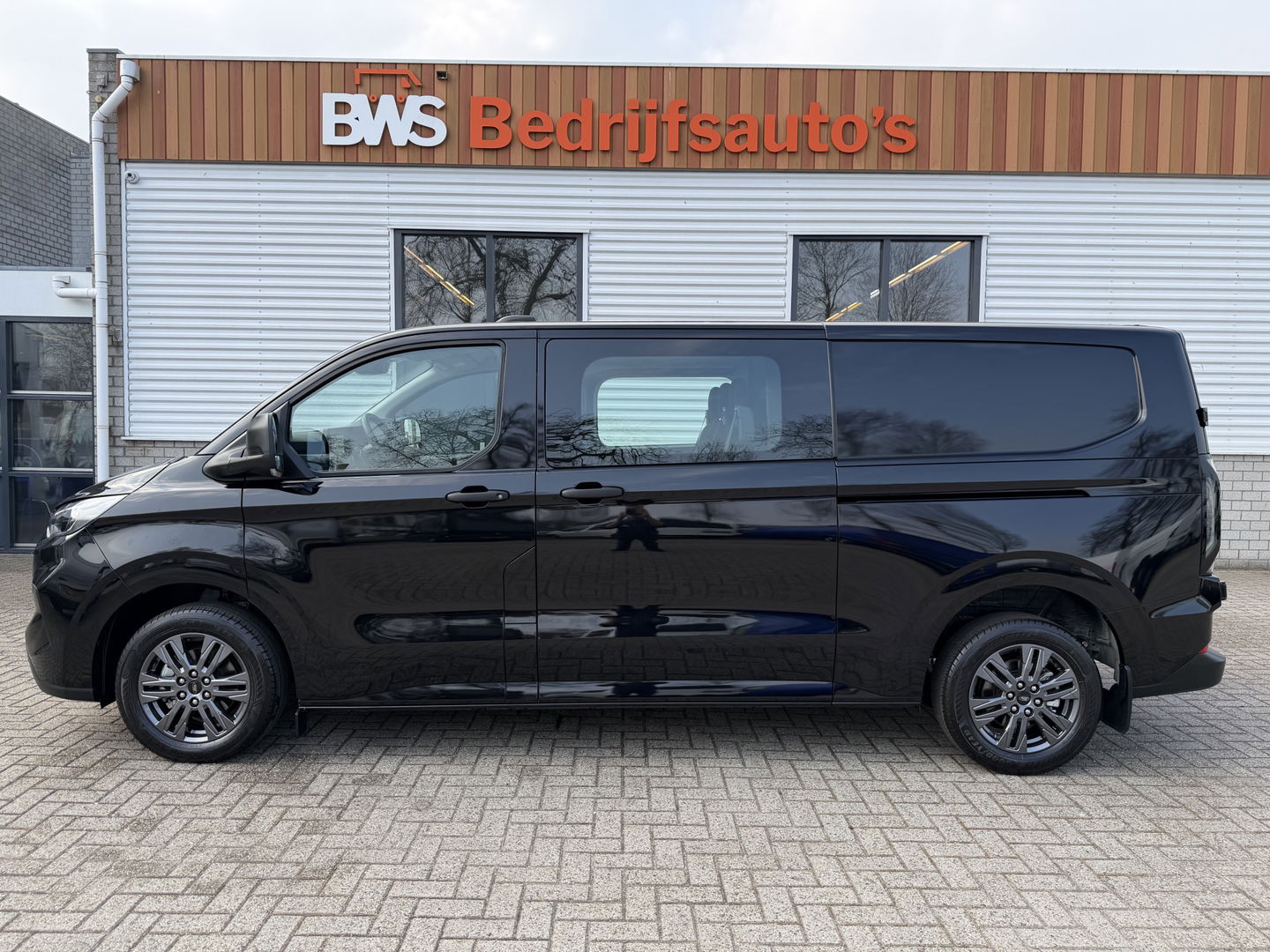 Ford Transit Custom 320 2.0 TDCI L2H1 Trend originele DC 5 persoons / vaste prijs rijklaar € 40.950 ex btw / NIEUW bpm vrij / euro 6 / dubbele schuifdeur / zwart metallic / lichtmetalen velgen !