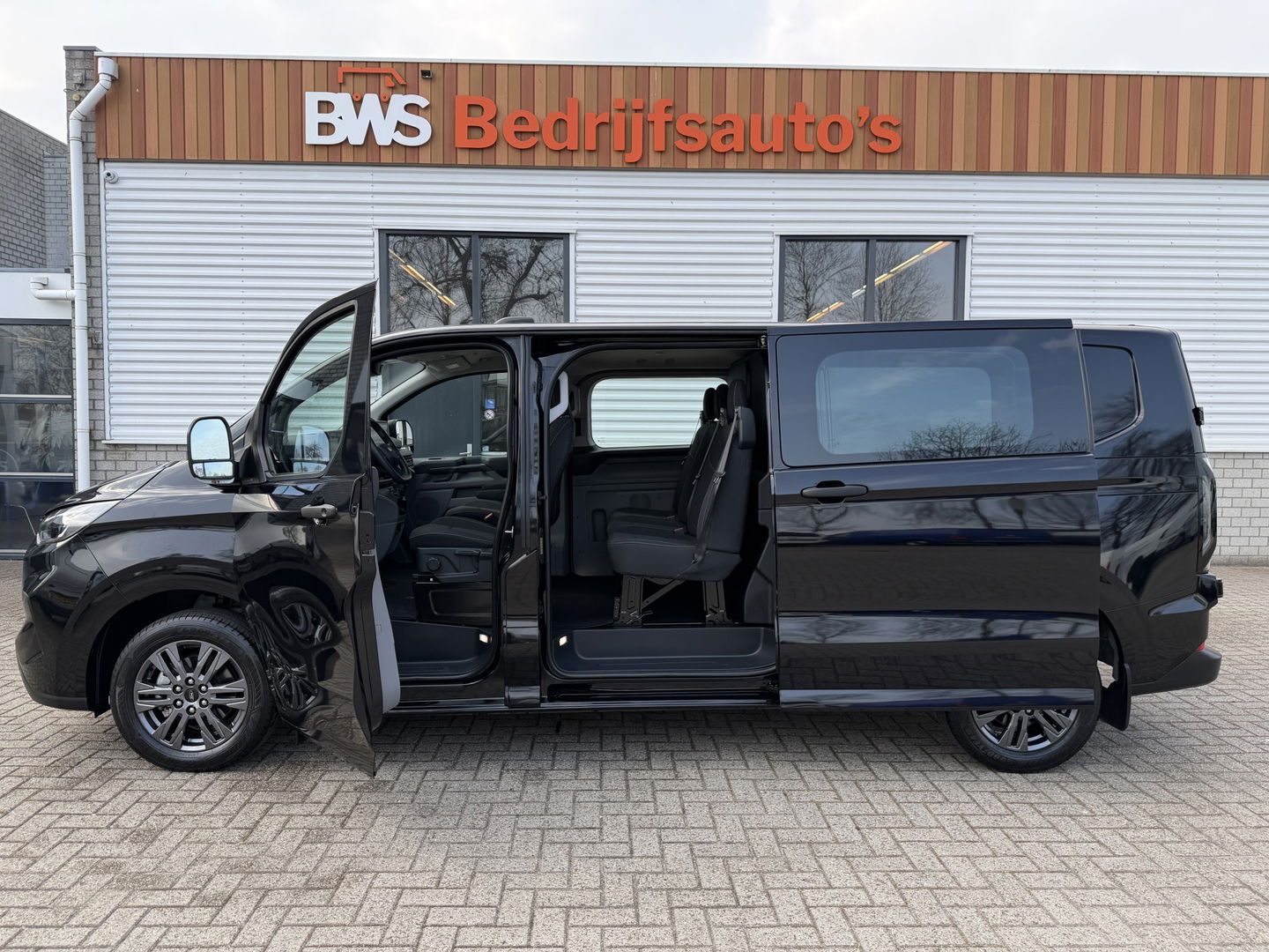 Ford Transit Custom 320 2.0 TDCI L2H1 Trend originele DC 5 persoons / vaste prijs rijklaar € 40.950 ex btw / NIEUW bpm vrij / euro 6 / dubbele schuifdeur / zwart metallic / lichtmetalen velgen !