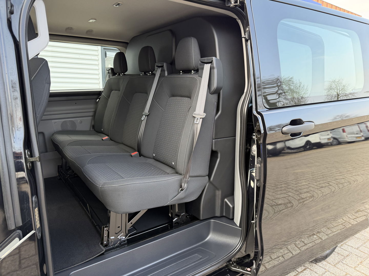 Ford Transit Custom 320 2.0 TDCI L2H1 Trend originele DC 5 persoons / vaste prijs rijklaar € 40.950 ex btw / NIEUW bpm vrij / euro 6 / dubbele schuifdeur / zwart metallic / lichtmetalen velgen !