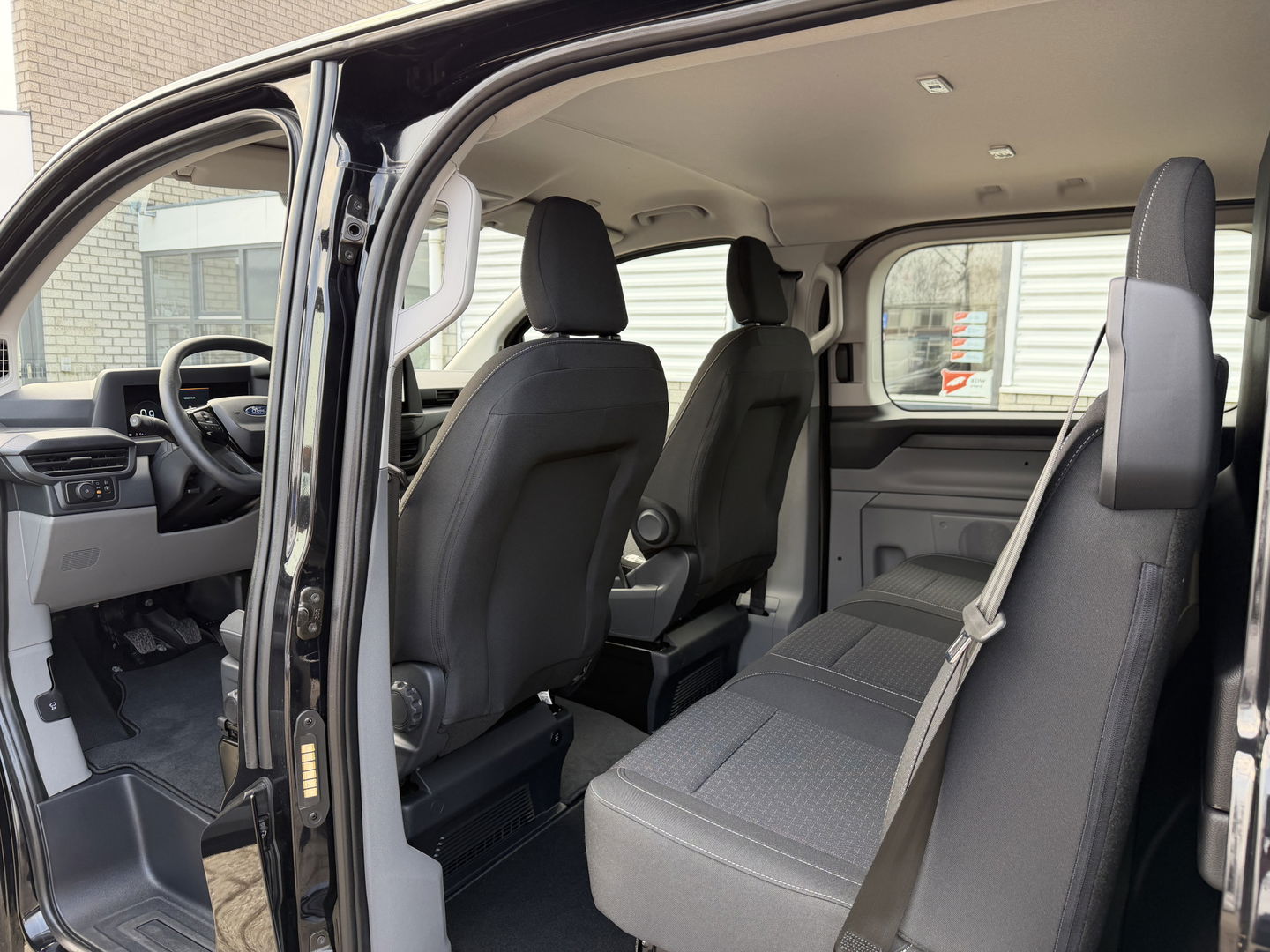 Ford Transit Custom 320 2.0 TDCI L2H1 Trend originele DC 5 persoons / vaste prijs rijklaar € 40.950 ex btw / NIEUW bpm vrij / euro 6 / dubbele schuifdeur / zwart metallic / lichtmetalen velgen !