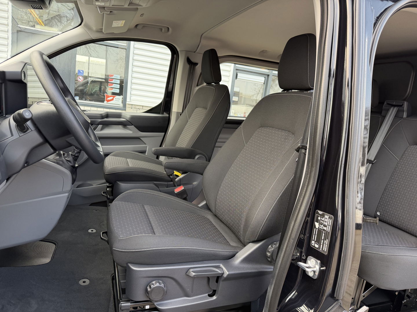 Ford Transit Custom 320 2.0 TDCI L2H1 Trend originele DC 5 persoons / vaste prijs rijklaar € 40.950 ex btw / NIEUW bpm vrij / euro 6 / dubbele schuifdeur / zwart metallic / lichtmetalen velgen !