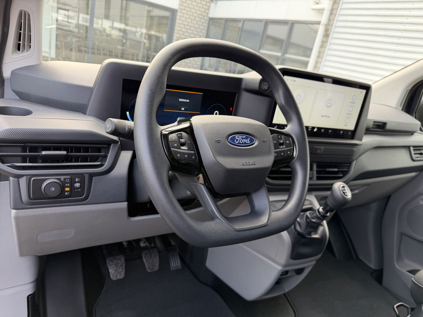 Ford Transit Custom 320 2.0 TDCI L2H1 Trend originele DC 5 persoons / vaste prijs rijklaar € 40.950 ex btw / NIEUW bpm vrij / euro 6 / dubbele schuifdeur / zwart metallic / lichtmetalen velgen !