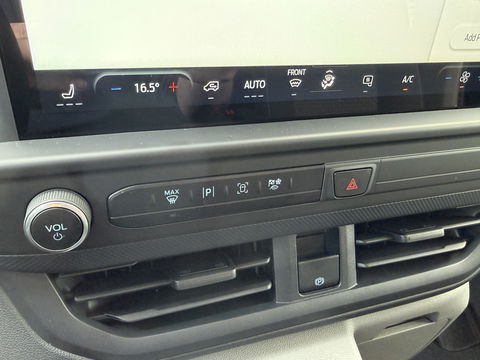 Ford Transit Custom 320 2.0 TDCI L2H1 Trend originele DC 5 persoons / vaste prijs rijklaar € 40.950 ex btw / NIEUW bpm vrij / euro 6 / dubbele schuifdeur / zwart metallic / lichtmetalen velgen !