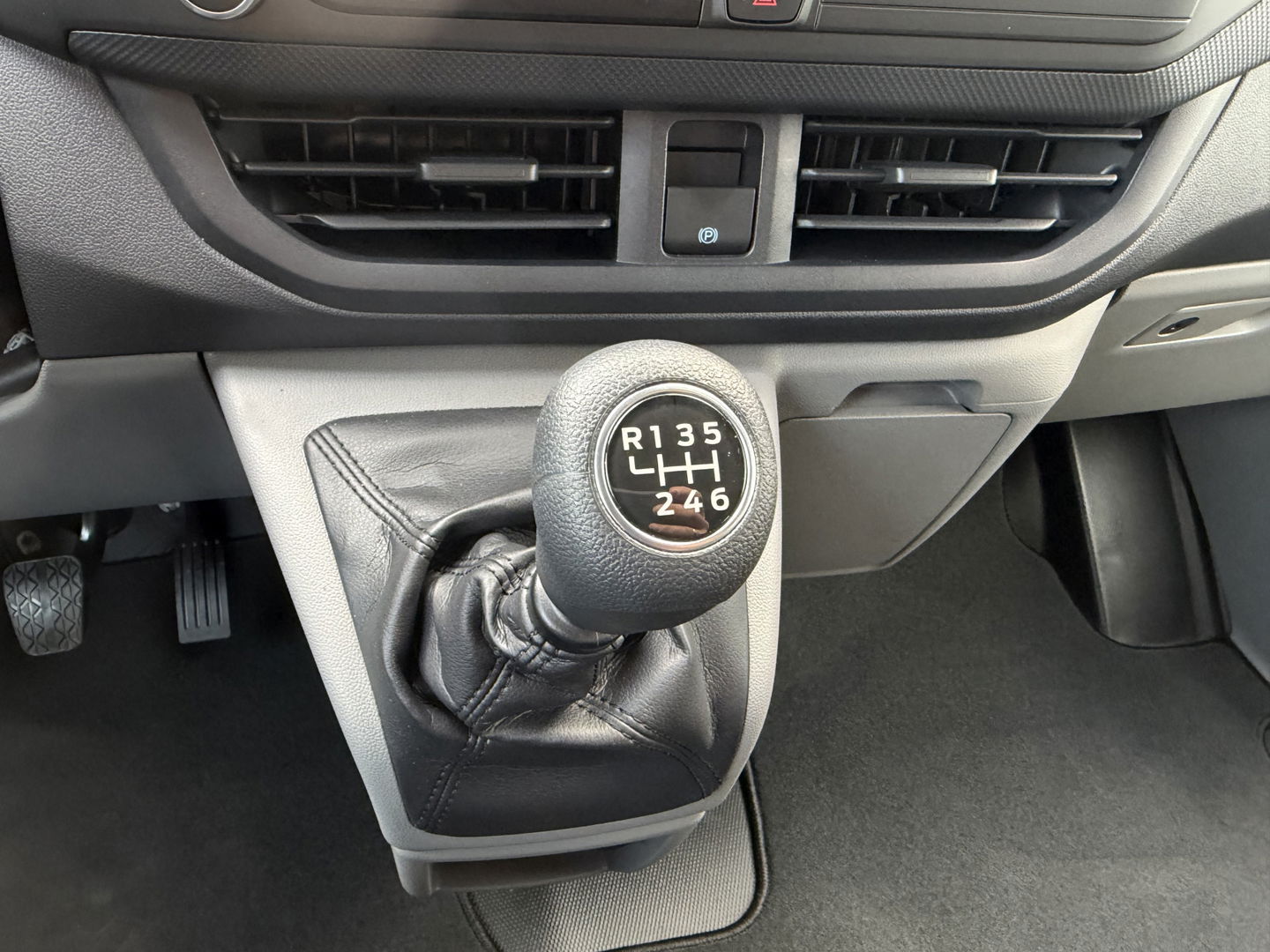 Ford Transit Custom 320 2.0 TDCI L2H1 Trend originele DC 5 persoons / vaste prijs rijklaar € 40.950 ex btw / NIEUW bpm vrij / euro 6 / dubbele schuifdeur / zwart metallic / lichtmetalen velgen !