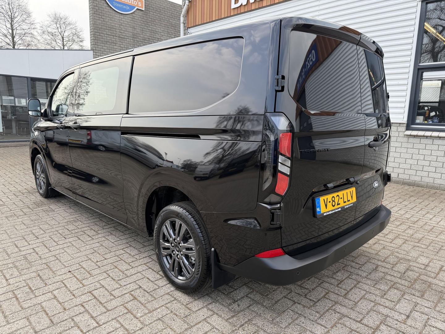 Ford Transit Custom 320 2.0 TDCI L2H1 Trend originele DC 5 persoons / vaste prijs rijklaar € 40.950 ex btw / NIEUW bpm vrij / euro 6 / dubbele schuifdeur / zwart metallic / lichtmetalen velgen !