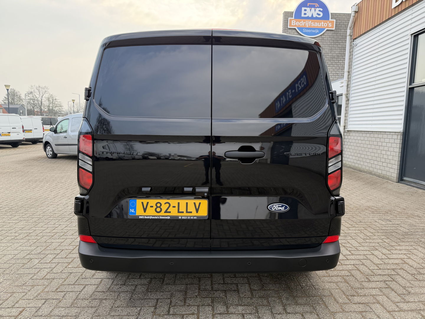Ford Transit Custom 320 2.0 TDCI L2H1 Trend originele DC 5 persoons / vaste prijs rijklaar € 40.950 ex btw / NIEUW bpm vrij / euro 6 / dubbele schuifdeur / zwart metallic / lichtmetalen velgen !