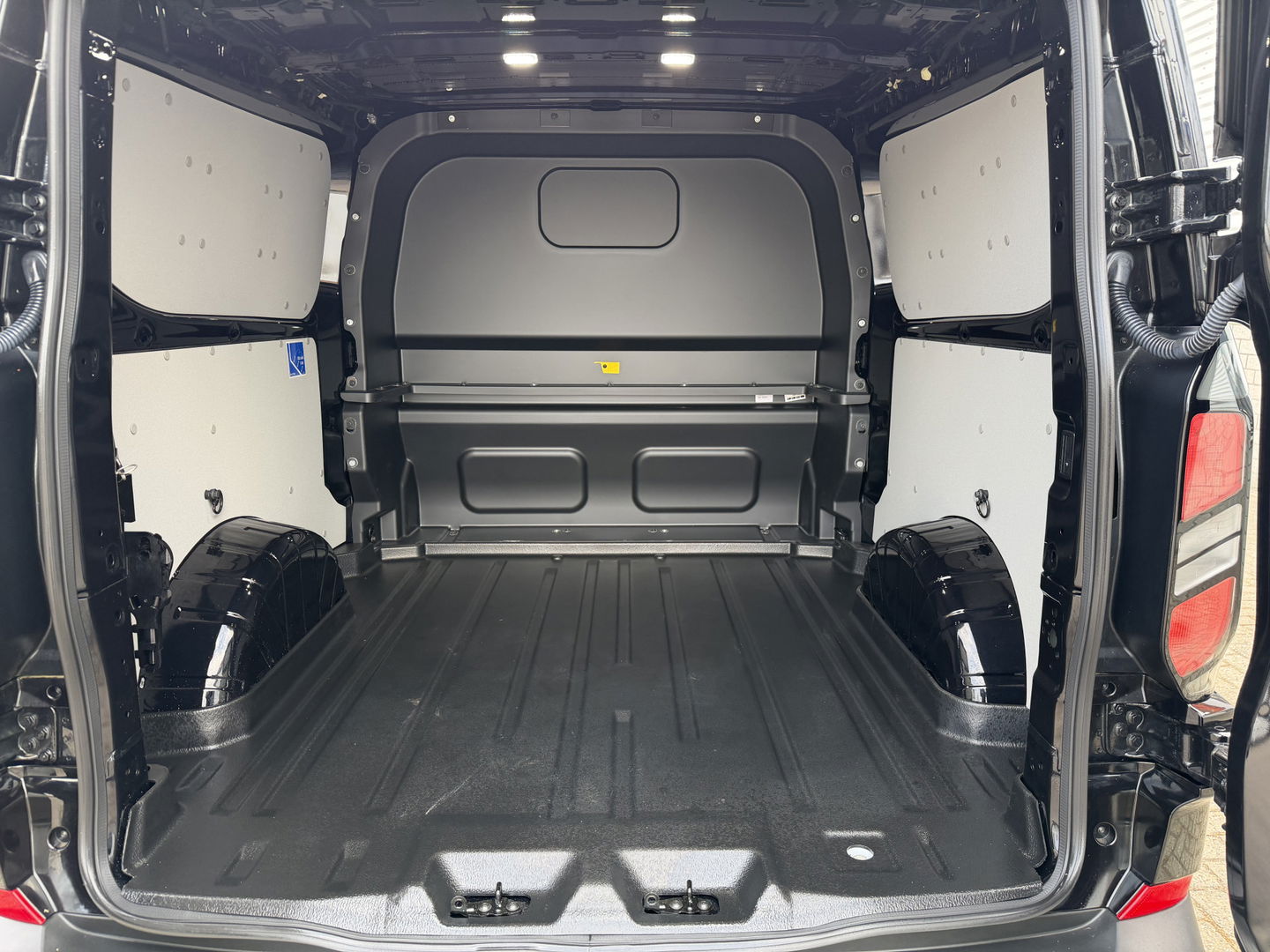 Ford Transit Custom 320 2.0 TDCI L2H1 Trend originele DC 5 persoons / vaste prijs rijklaar € 40.950 ex btw / NIEUW bpm vrij / euro 6 / dubbele schuifdeur / zwart metallic / lichtmetalen velgen !