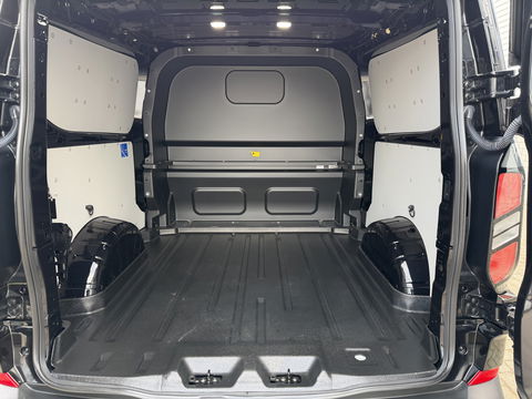 Ford Transit Custom 320 2.0 TDCI L2H1 Trend originele DC 5 persoons / vaste prijs rijklaar € 40.950 ex btw / NIEUW bpm vrij / euro 6 / dubbele schuifdeur / zwart metallic / lichtmetalen velgen !