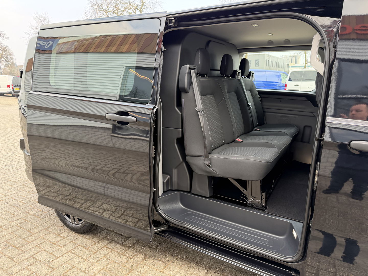 Ford Transit Custom 320 2.0 TDCI L2H1 Trend originele DC 5 persoons / vaste prijs rijklaar € 40.950 ex btw / NIEUW bpm vrij / euro 6 / dubbele schuifdeur / zwart metallic / lichtmetalen velgen !