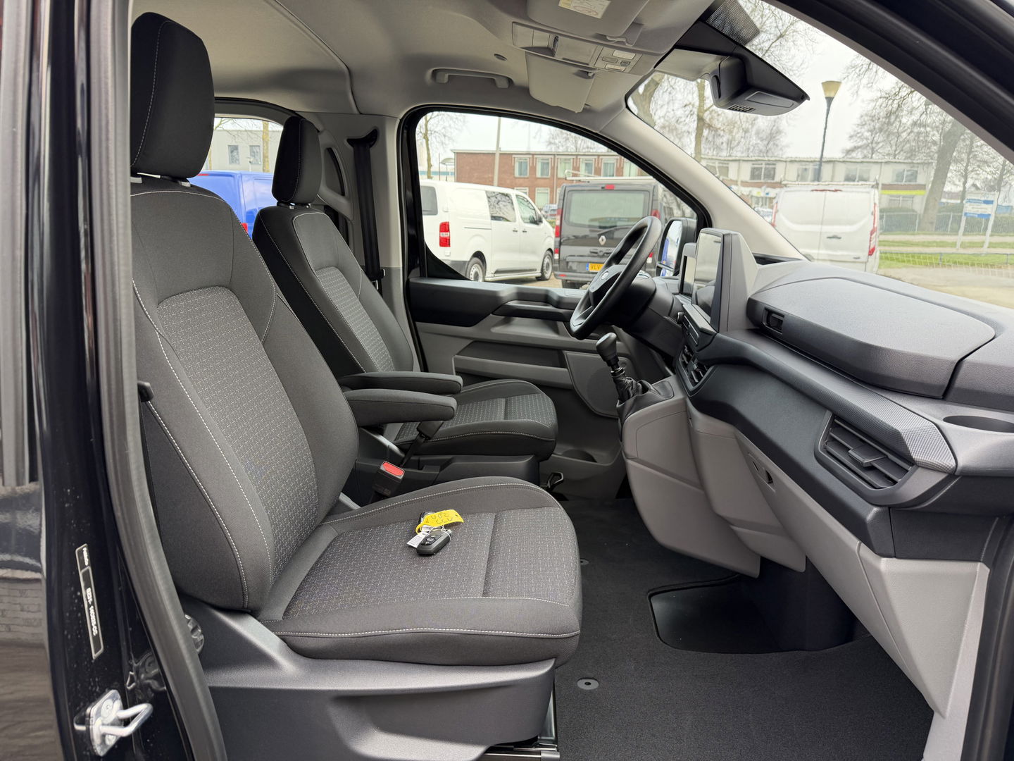 Ford Transit Custom 320 2.0 TDCI L2H1 Trend originele DC 5 persoons / vaste prijs rijklaar € 40.950 ex btw / NIEUW bpm vrij / euro 6 / dubbele schuifdeur / zwart metallic / lichtmetalen velgen !
